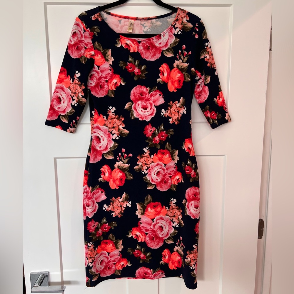 Fitted midi dress. Beautiful vibrant floral design. Very comfortable!